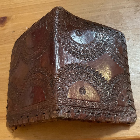 Hand crafted tooled mens leather design bifold wallet laced stitching around it. - Picture 5 of 10